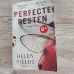 2 boeken uit de reeks van Helen Fields, Boeken, Ophalen, Zo goed als nieuw