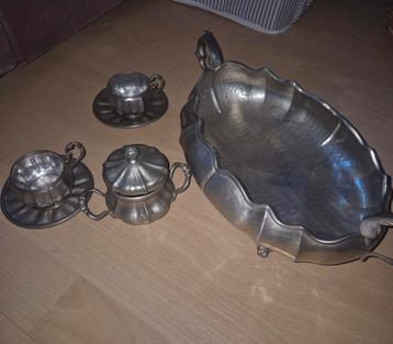 Prachtig antiek tinnen dienblad met servies beschikbaar voor biedingen