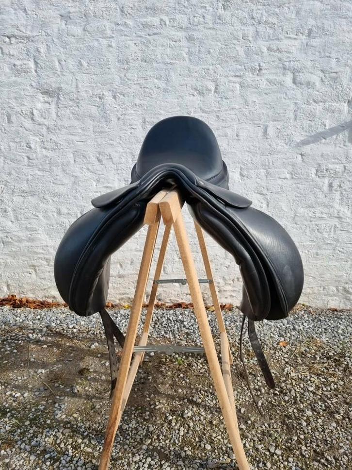 Selle de dressage Bates Innova, Animaux & Accessoires, Chevaux & Poneys | Selles, Utilisé, Dressage, Enlèvement ou Envoi