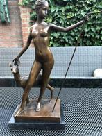 bronzen sculptuur godin v jacht met ree hinde, Enlèvement ou Envoi