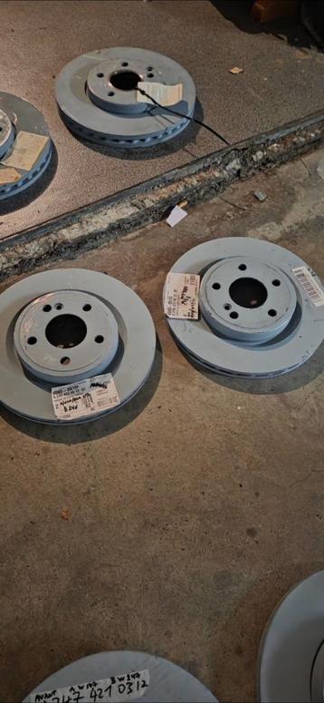 DISQUES DE FREIN MERCEDES CLA NEUF  beschikbaar voor biedingen