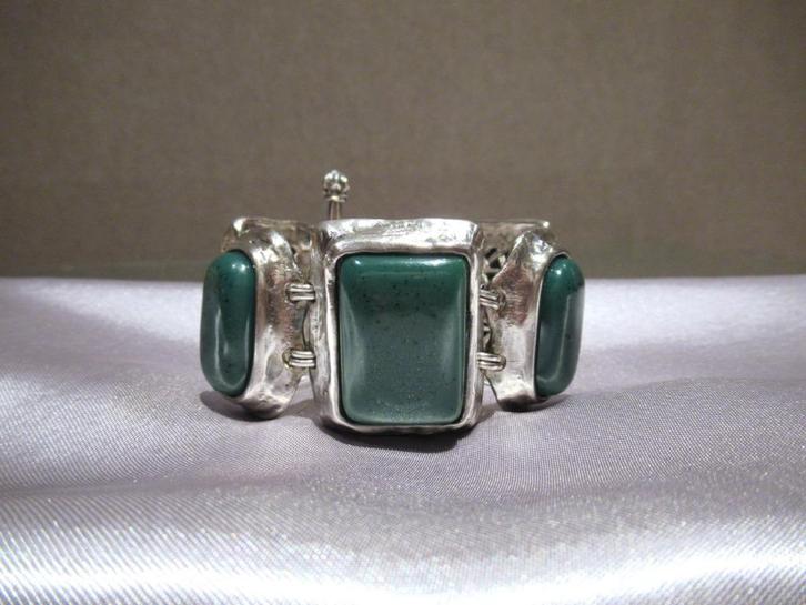 Authentieke Yves Saint Laurent armband met groene cabochons, Handtassen en Accessoires, Armbanden, Zo goed als nieuw, Overige materialen