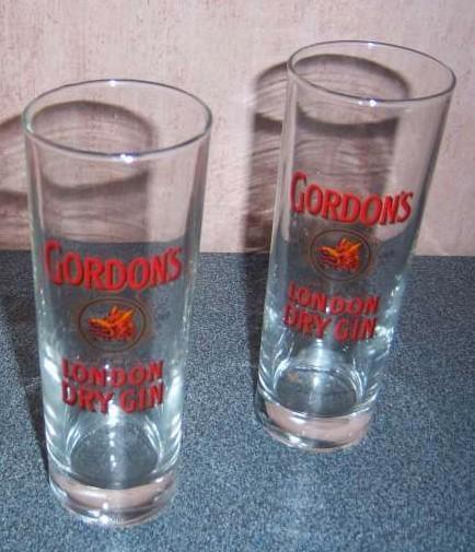 2 glazen Gordon's London Dry Gin, Collections, Verres & Petits Verres, Neuf, Autres types, Enlèvement ou Envoi