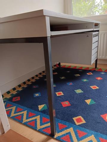 erg praktisch bureau Leuwico beschikbaar voor biedingen