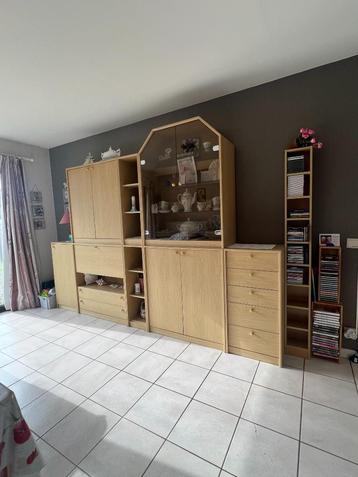 Volledige eetkamer (eettafel, 4 stoelen, bar- + vitrinekast) beschikbaar voor biedingen