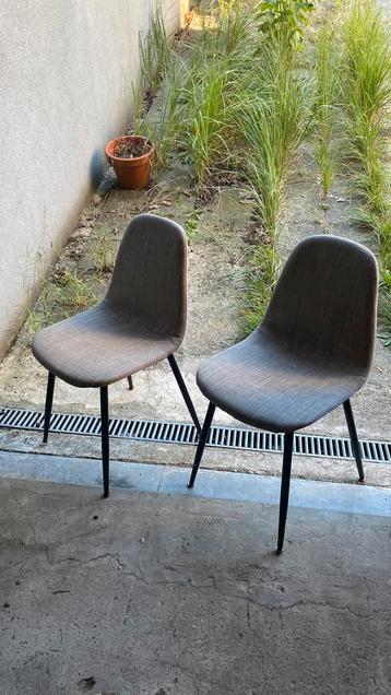2 gestoffeerde stoelen beschikbaar voor biedingen