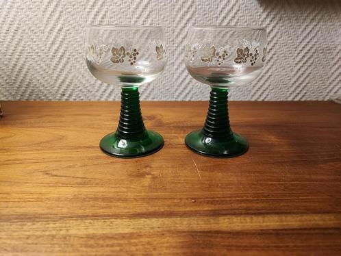 Glazen met groene voet luminarc France, Antiek en Kunst, Antiek | Glaswerk en Kristal, Ophalen of Verzenden