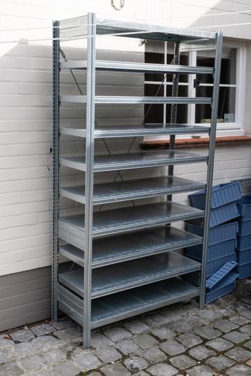 Metalen rek met plastic bakken beschikbaar voor biedingen