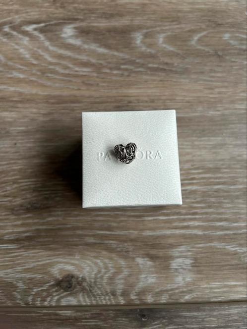 Zilveren Pandora bedel hart ‘Mom’, uitstekende staat, Bijoux, Sacs & Beauté, Bracelets à breloques, Comme neuf, Pandora, Argent