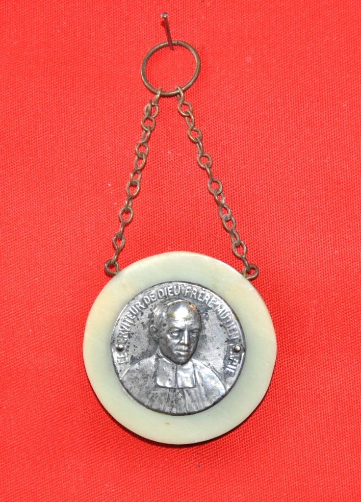 medaille religieuse  chainette frere mutien marie (x2019), Collections, Enlèvement ou Envoi, Utilisé, Bijoux, Christianisme | Catholique
