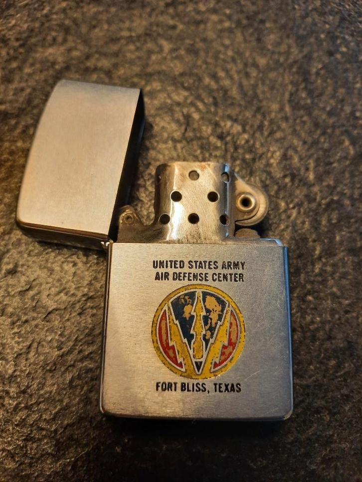 ZIPPO UNITED STATES ARMY AIR DEFENCE CENTER FORT BLISS, Verzamelen, Militaria | Algemeen, Verzenden