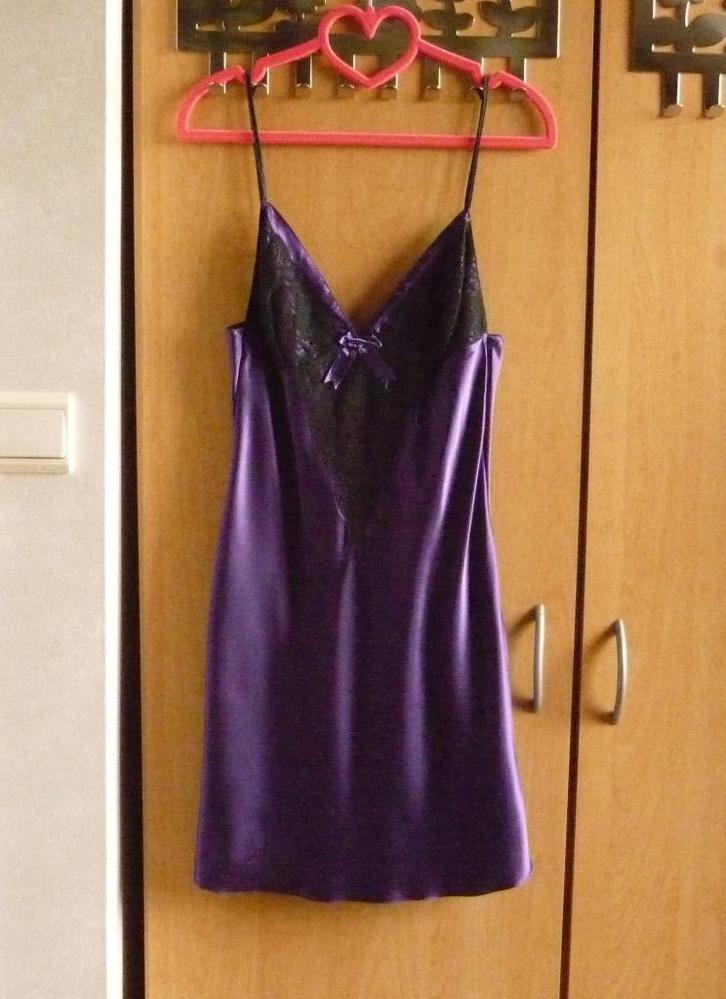 Paars satijnen nachtkleed met zwart kant Maat M, Kleding | Dames, Ondergoed en Lingerie, Paars, Ophalen of Verzenden
