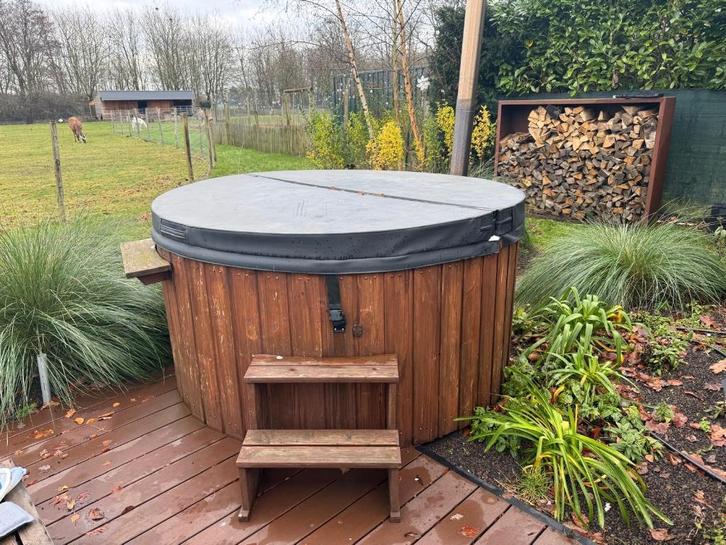 Hottub: de Ducktub Luks, Tuin en Terras, Bubbelbaden en Hottubs, Gebruikt, Vast, Afdekzeil, Trap, Ophalen