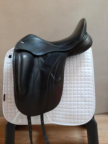 Selle dressage Fairfax 17,5 (adaptable) disponible aux enchères