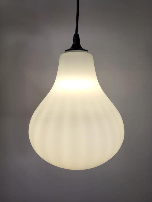 Lampe suspendue vintage en verre, blanc opalin, modèle en fo, Maison & Meubles, Lampes | Suspensions, Enlèvement ou Envoi