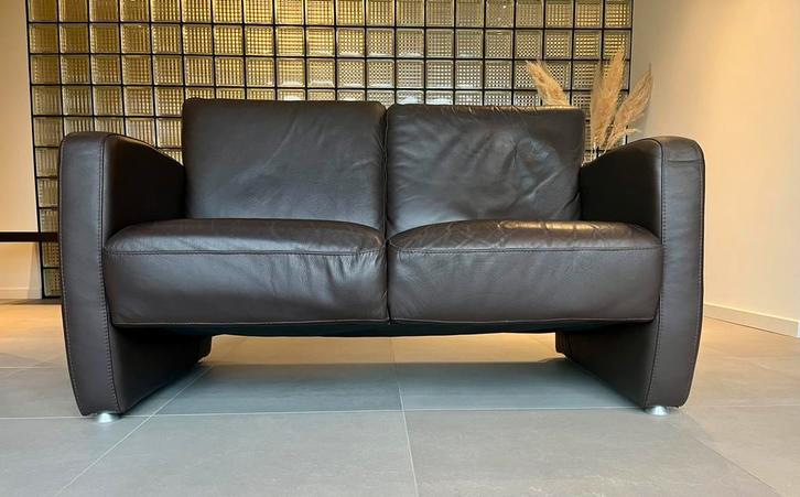 Bruine lederen tweezit, Huis en Inrichting, Zetels | Zetels, Gebruikt, Rechte bank, Tweepersoons, Minder dan 150 cm, Minder dan 75 cm