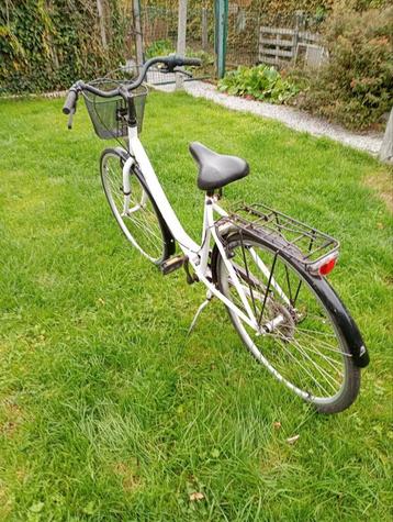Damesfiets wit met mandje. beschikbaar voor biedingen