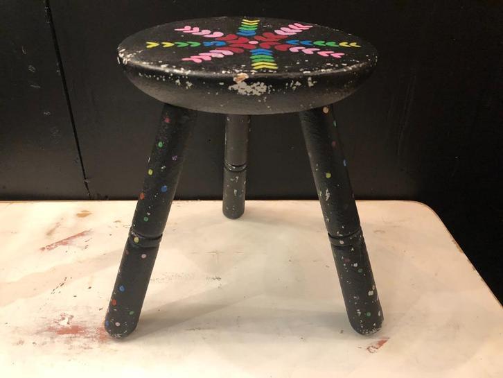 Prachtig Brocante Driepoot Eiken Melkkrukje met Retro Print., Antiek en Kunst, Curiosa en Brocante, Ophalen of Verzenden