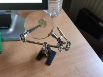 Soldeerstation met vergrootglas - Helpende hand–soldeerhulp beschikbaar voor biedingen