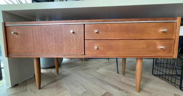 Vintage ladekast op poten beschikbaar voor biedingen