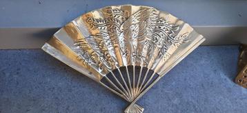 Vintage messing oosterse waaier met chinoiserie-huisje met d beschikbaar voor biedingen