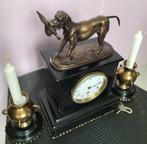 Schouwgarnituur met bronzen jachthond, Antiquités & Art, Antiquités | Horloges, Enlèvement ou Envoi