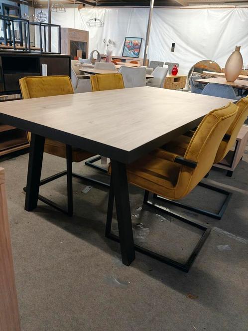 Tafel Travis (outlet), Huis en Inrichting, Woonaccessoires | Overige, Nieuw, Ophalen