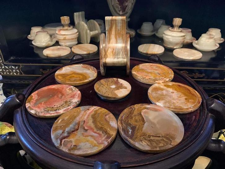 SEMIPRECIOUS ONYX COLLECTION +/- 100 PIECES UNIQUE FORMS, Antiek en Kunst, Antiek | Overige Antiek, Ophalen