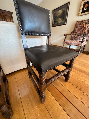Set van 4 robuuste antieke stoelen beschikbaar voor biedingen