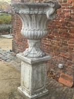 Twee grote klassieke sierpot op sokkel, Ophalen, Zo goed als nieuw, Steen