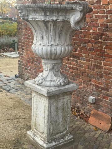 Twee grote klassieke sierpot op sokkel beschikbaar voor biedingen