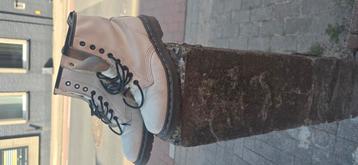 Dr Martens beschikbaar voor biedingen