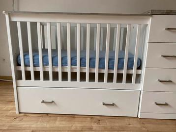 Babybed in hoogte verstelbaar met opbergruimte beschikbaar voor biedingen
