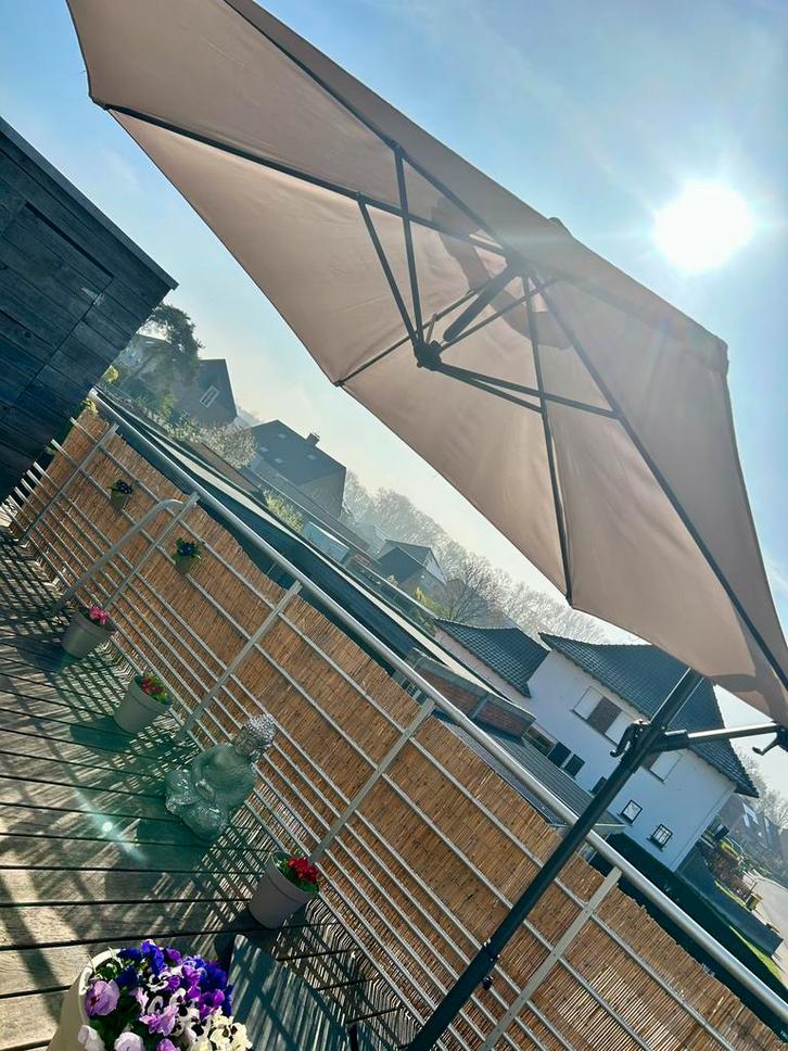 Super zweefparasol Leen Bakker brava taupe mét parasoltegels, Tuin en Terras, Parasols, Zo goed als nieuw, Zweefparasol, Ophalen