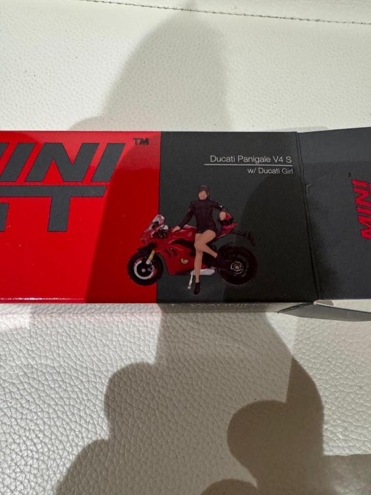 te koop  beschadig mini gt motor ducati + vrouw figure, Hobby en Vrije tijd, Modelauto's | Overige schalen, Gebruikt, Motor, Ophalen of Verzenden