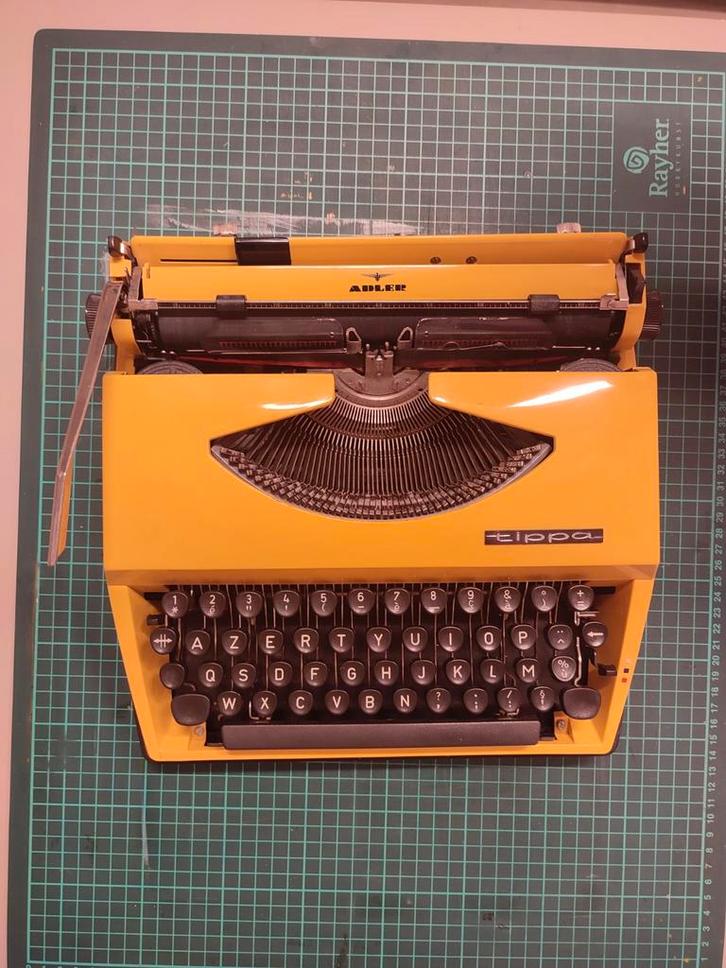 Machine à écrire 70's Tippa Adler jaune moutarde, Diversen, Typemachines