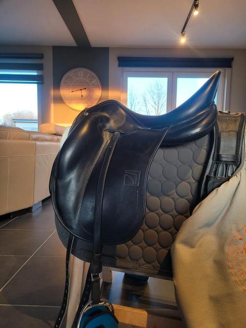 Childeric dpl 17.5 zadel te koop, Dieren en Toebehoren, Paarden en Pony's | Zadels, Zo goed als nieuw, Ophalen of Verzenden