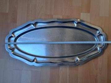 Un très grand plat en inox beschikbaar voor biedingen