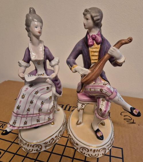 Hollohaza porselein beeld Rococo vrouw, man mandoline, Antiek en Kunst, Antiek | Porselein, Verzenden