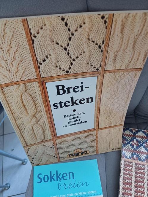 breiboek breisteken 2 verschillende en sokken breien, Hobby en Vrije tijd, Breien en Haken, Gebruikt, Breien, Patroon of Boek