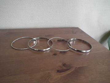 4 zilveren armbanden (diameter 7 cm) beschikbaar voor biedingen