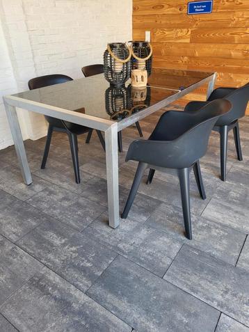 glazen tuintafel met aluminium frame en  stoelen beschikbaar voor biedingen