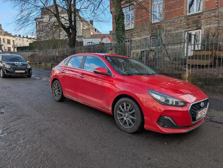 Hyundai i30 Fastback 2018 - essence, Autos, Hyundai, Particulier, i30, ABS, Caméra de recul, Phares directionnels, Régulateur de distance