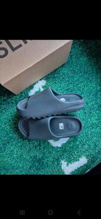 Yeezy slide slate grey eu42, Kleding | Heren, Schoenen, Ophalen of Verzenden, Nieuw