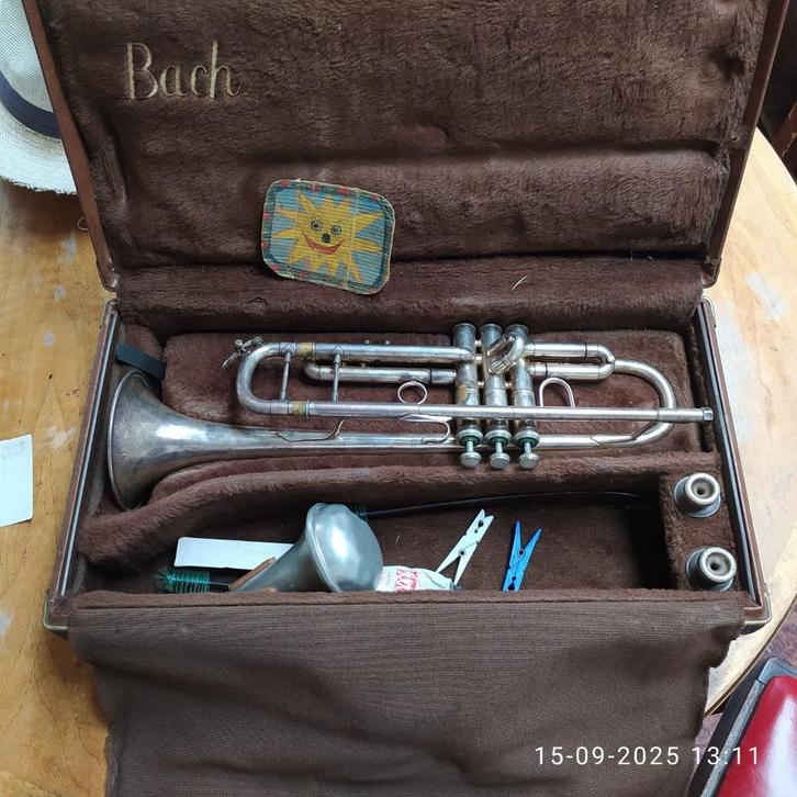 trompet   Bach, Muziek en Instrumenten, Blaasinstrumenten | Trompetten, Zo goed als nieuw, Trompet in si bemol, Met koffer, Ophalen of Verzenden