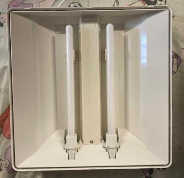 Vierkante plafondlamp met 2 neonbuizen G23 11W 27x27x5 Cm beschikbaar voor biedingen