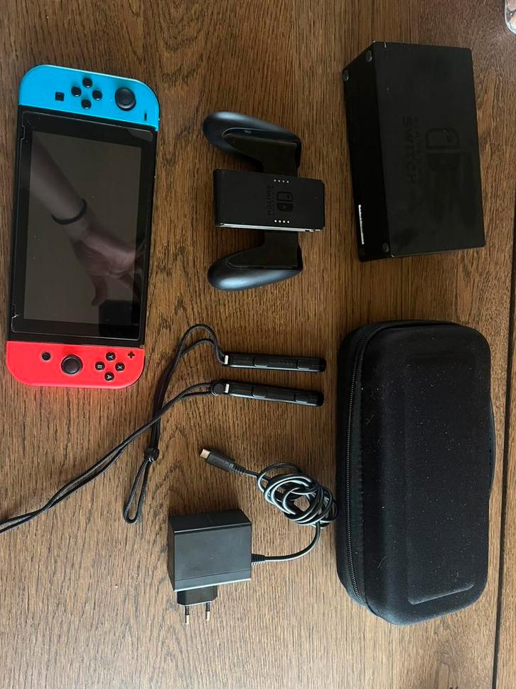 Nintendo Switch, Games en Spelcomputers, Spelcomputers | Nintendo Switch, Gebruikt, Switch 2019 Upgrade, Met 2 controllers, Met games