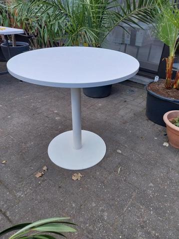 Mooie tafels  beschikbaar voor biedingen
