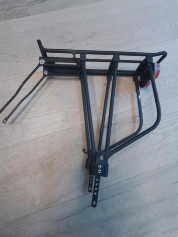 Universele fiets bagagedrager met achterlicht beschikbaar voor biedingen
