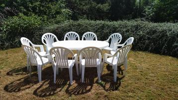 Witte tuintafel met 10 stoelen beschikbaar voor biedingen